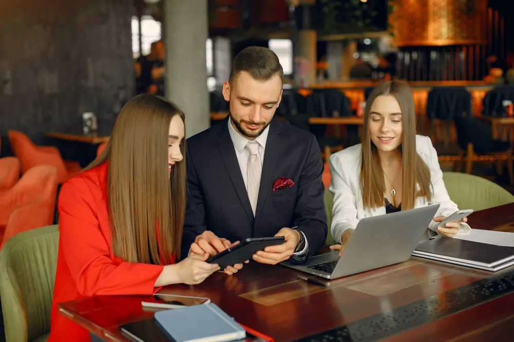 hotel-managers-working