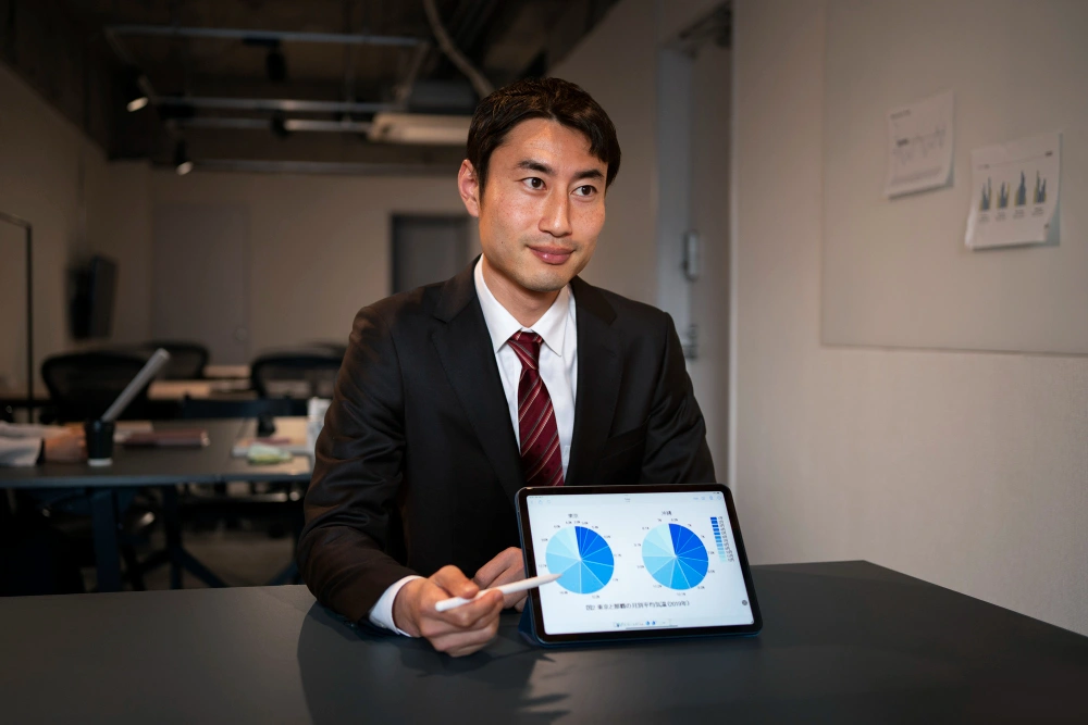 hotel-manager-showing-statistics